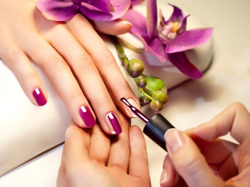 haciendo_manicura_color_morado